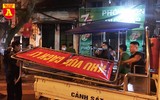 Khoảnh khắc vui mừng khi gỡ bỏ hàng rào cách ly phố Trúc Bạch